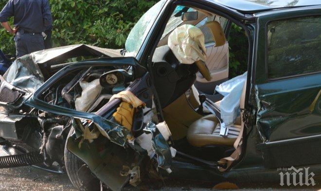 ИЗВЪНРЕДНО в ПИК! Жестока катастрофа окървави Варна, мъж загина при свиреп сблъсък в крайпътно дърво