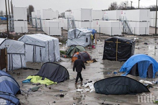 Продължава разчистването на бежанския лагер във френския град Кале