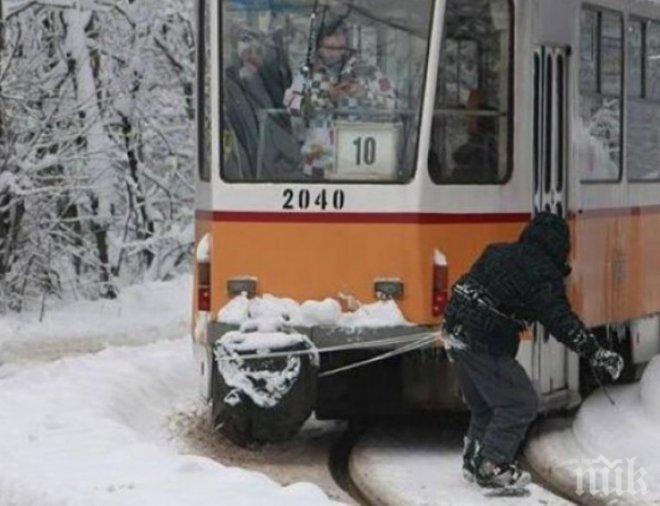 Любител на зимните спортове подкара сноуборд, вързан за трамвай