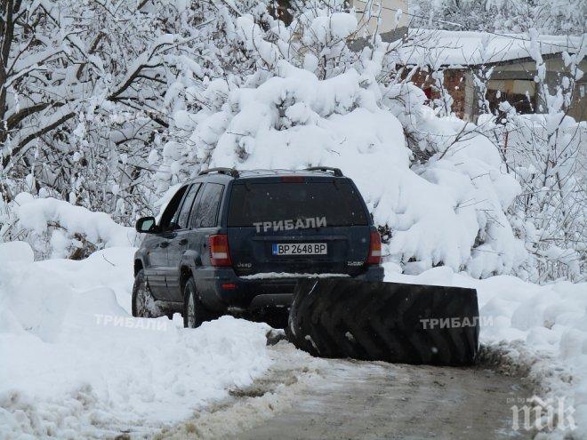 Кмет чисти сам снега от улиците на врачанско село