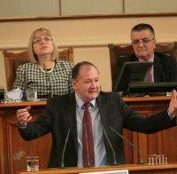 Михаил Миков избухна от трибуната за електронното гласуване! Започна война с ГЕРБ