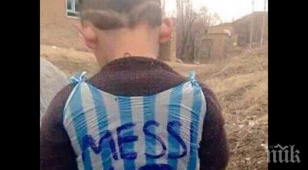 акция социалните мрежи търсят хлапе тениска найлон надпис меси снимка