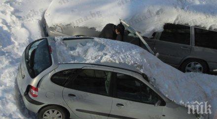 ледена висулка полетя етажен блок стовари лек автомобил