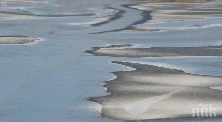 замръзна езерото лебедите благоевград чупят леда