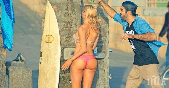 Тя е под душа и не подозира абсолютно нищо. Когато той се промъкна отзад? – Не издържам!