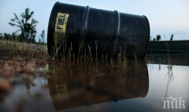 Цената на американския петрол удари дъното за последните 12 години