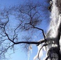 НЕЧУВАНО! СТУДЪТ ПОРОДИ ПРИРОДЕН ФЕНОМЕН! Замръзна високият 72 метра Скакавишки водопад! 