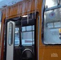 Ледени висулки се спускат от покрива на столичен тролейбус №7