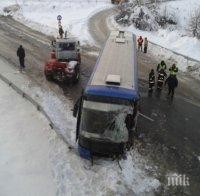 Вижте последиците от катастрофа между два автобуса и микробус, ударили се край Омуртаг (снимки)