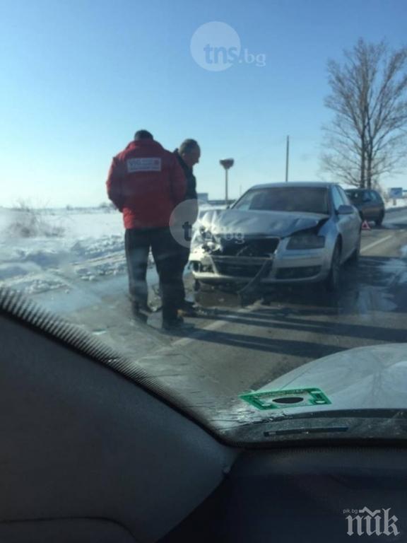 Катастрофа край Пловдив: Кола изхвърли друг автомобил в канавка