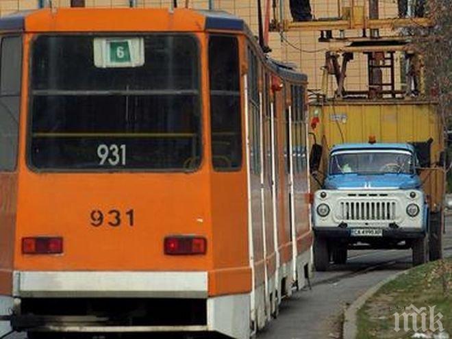 Закриват линията на трамвай № 6, граждани протестират.