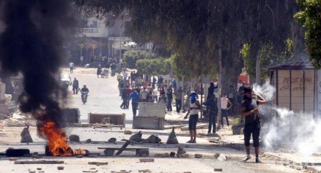 В Тунис при сблъсъци с демонстранти загина един полицейски служител