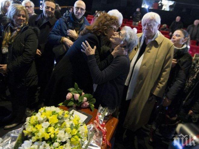 София Лорен се разплака като дете над ковчега на Еторе Скола