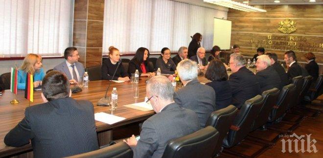 Министър Павлова се срещна с държавния министър на вътрешните работи, строителството и транспорта на Бавария