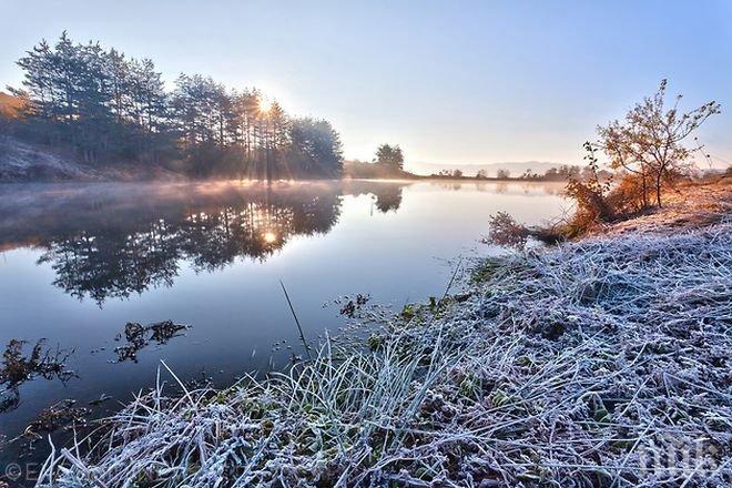 Времето остава много студено