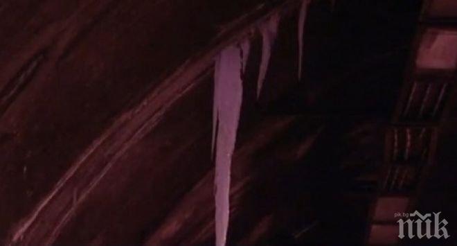 Ледени копия висят над главите на пешеходците в Благоевград