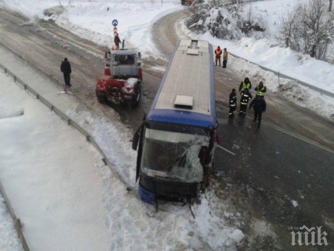 Вижте последиците от катастрофа между два автобуса и микробус, ударили се край Омуртаг (снимки)