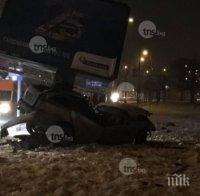 Зверска катастрофа в Пловдив: Кола излетя от пътя, помете автобусна спирка и се заби в билборд! Шофьорът загина на място (обновена и снимки)