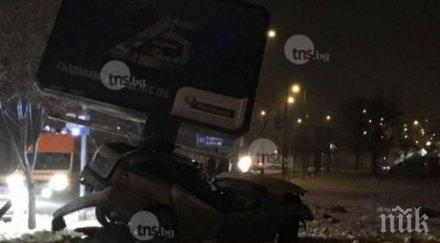 зверска катастрофа пловдив кола излетя пътя помете автобусна спирка заби билборд шофьорът загина обновена снимки