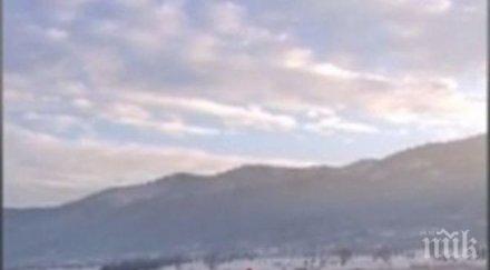 мъж правец ходи тънък лед езеро спаси лебед