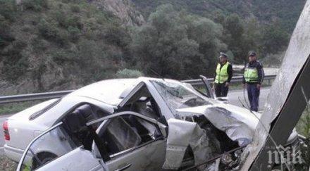 зверски сблъсък мъж заби колата билборд загина