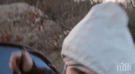 бежанци кардиф били принудени носят ярко оцветени гривни