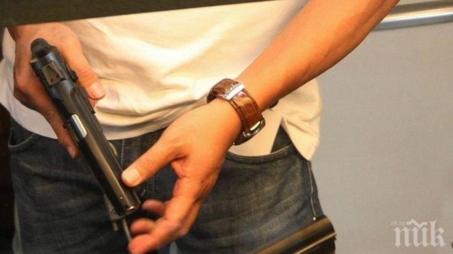 Кървава драма! Задлъжнял бизнесмен разстреля бременна си съпруга и двете си деца, после се гръмна Кървава драма! Задлъжнял бизнесмен разстреля бременна си съпруга и двете си деца, после се гръмна