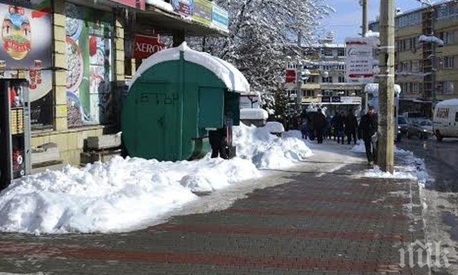 Премахват камарите със сняг от натоварената улица „Н. Габровски” във В. Търново