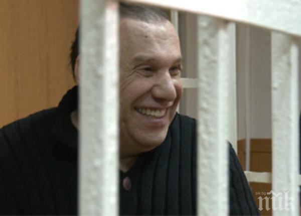 Милиардер, тикнат зад решетките, получи заплата и пари за билет, за да се прибере (видео)