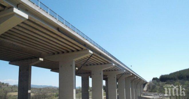 Зловещ инцидент на АМ Хемус! Камък се откърти от мост, проби кола и премаза пътник