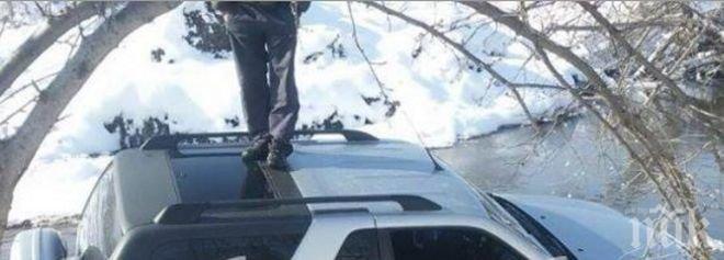 Джип затъна между Мездра и Враца (снимки)