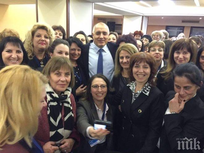 Жените луднаха по премиера Борисов, десетки чакаха да се щракнат с него (снимки)