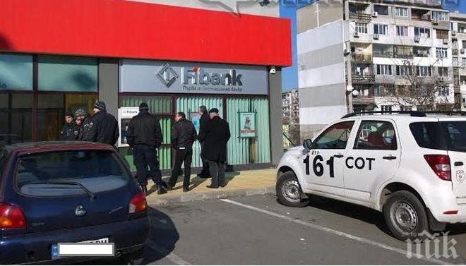 Вижте ексклузивни кадри от мястото на банковия обир в Бургас! Полицията блокира паркинга пред бившия магазин Пикадили