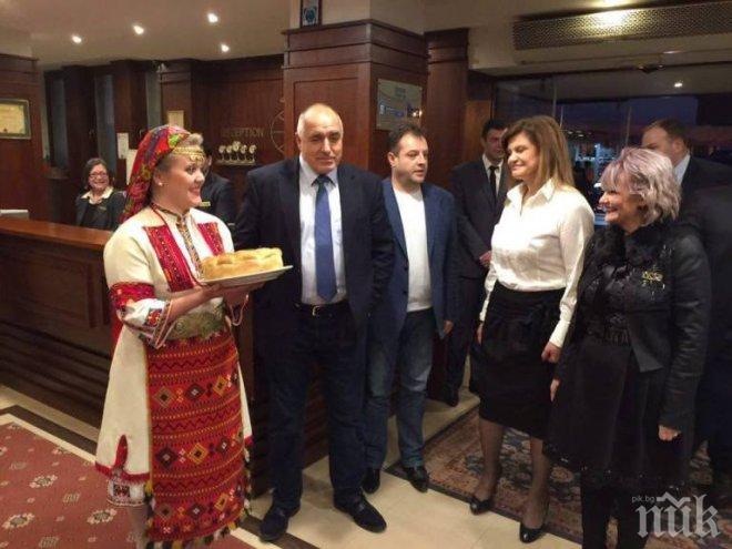 Вижте как жените от ГЕРБ посрещнаха Борисов (снимки)