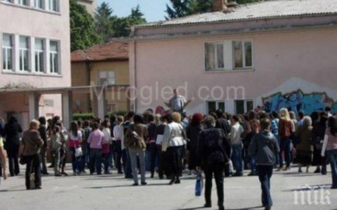 Трима ученика нападнаха друго дете и му прибраха три лева