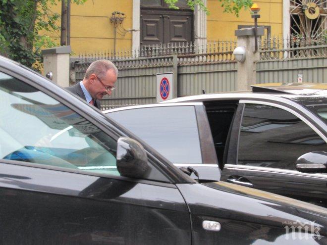 Гърми скандал с приближен на Лозан Панов! Босът на Сиела адвокат Иван Тодоров гушнал 100 000 лева за учебници без уредени авторски права!