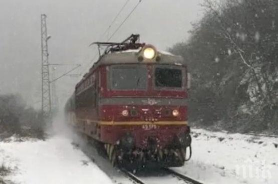 КОШМАР! Зимата скова и БДЖ (снимки)