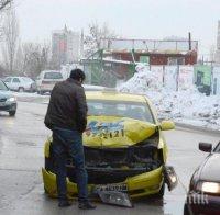 Такси се заби в лек автомобил в Пловдив