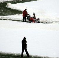 Пряспа сняг, паднала от покрива на БАН, за малко да се стовари върху минувачи