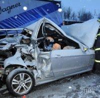 Извънредно! Тежка катастрофа край Нови хан: ТИР и кола се помляха