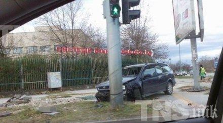 кола заби стълб насред бургас