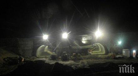 спасители опитват извадят хора срутилия ивицата газа подземен тунел