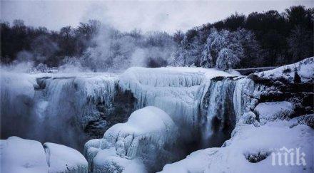 замръзна високият водопад япония