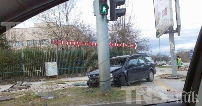 Кола се заби в стълб насред Бургас
