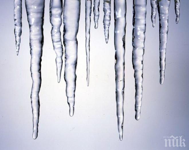 Община Казанлък съветва: Преминавайте с повишено внимание край сградите заради снеготопенето