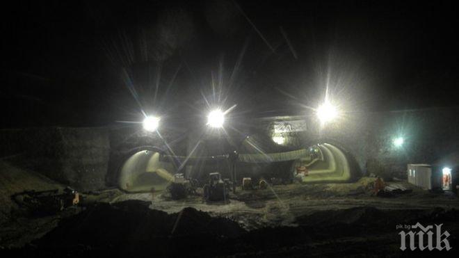 Спасители се опитват да извадят хора от срутилия се в Ивицата Газа подземен тунел