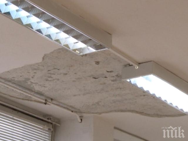 Мазилка от таван падна и рани осмокласник в училище в Пловдив