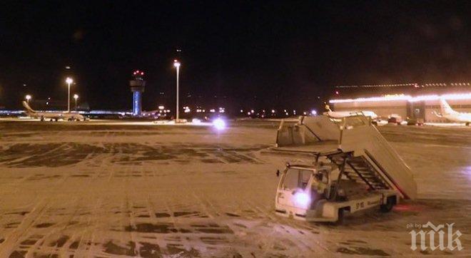 ЕКСКЛУЗИВНО в ПИК! Страховито меле на борда приземи извънредно самолет на летище София!