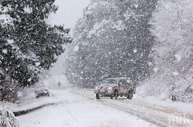 Сняг продължава да вали на старопланинските проходи Шипка и Хаинбоаз.Пътят