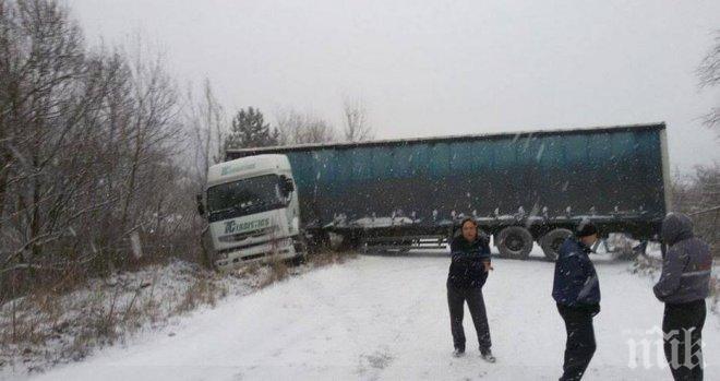 ИЗВЪНРЕДНО! Обърнат ТИР затвори пътя за Девня